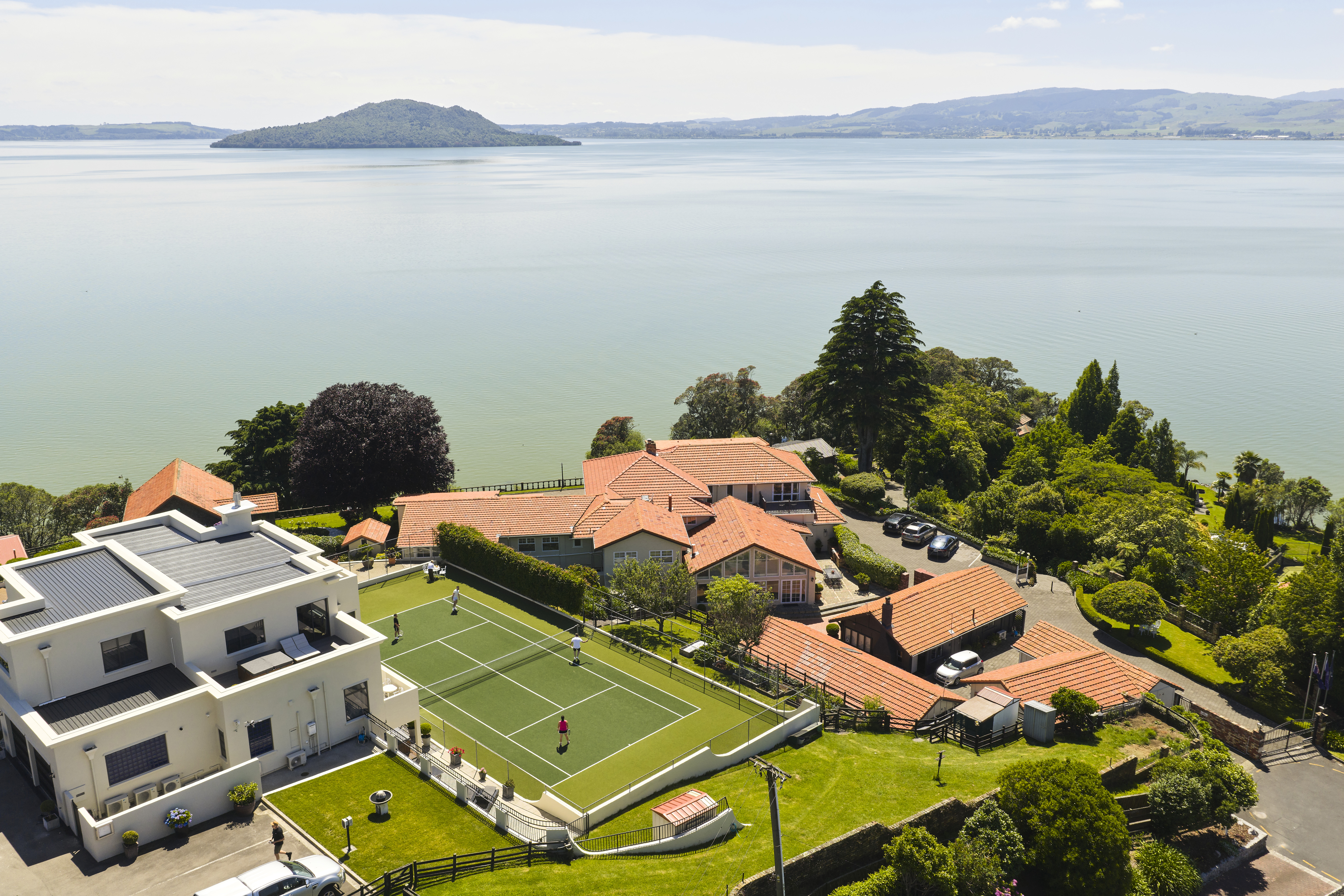 luxury-lodge-lake-rotorua.jpg