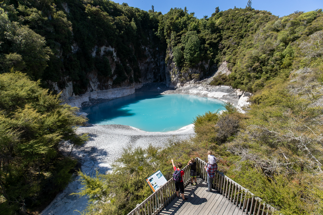 waimangu-volcanic-valley_inferno-crater-lake-family_credit-graeme-murray.jpg